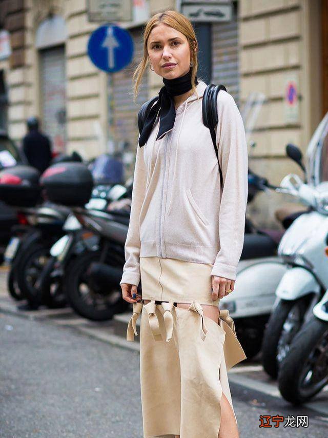 卫衣和外套搭配蓝色的背带裤，减龄还不失时尚感，春季不再单调