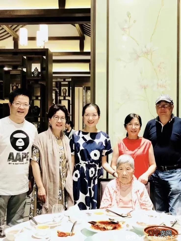 这位60+短发妈妈太优雅,打扮不扮嫩不老气,演绎书卷气的知性美