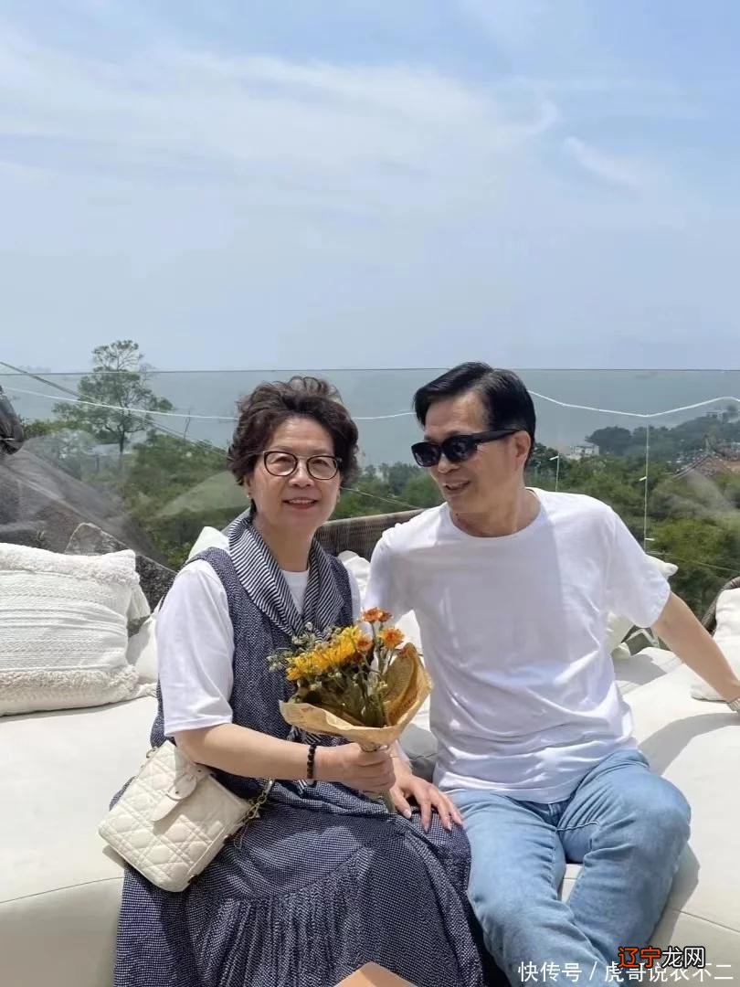 这位60+短发妈妈太优雅,打扮不扮嫩不老气,演绎书卷气的知性美