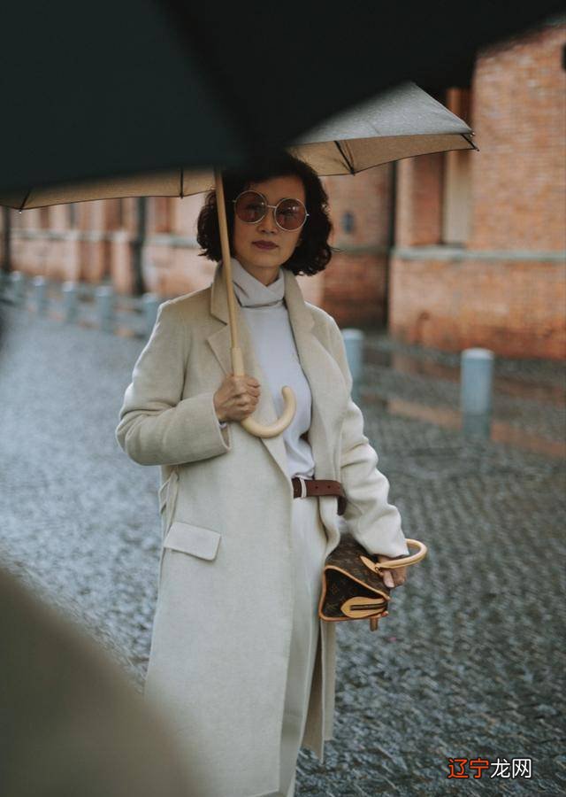 灰色系怎么搭配才能显得高级又时尚