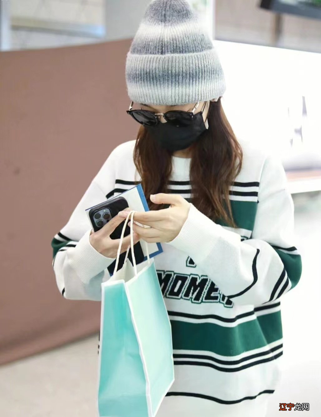 希林娜依高好潮,穿拼接牛仔外套配破洞牛仔裤,温暖时尚街头范儿