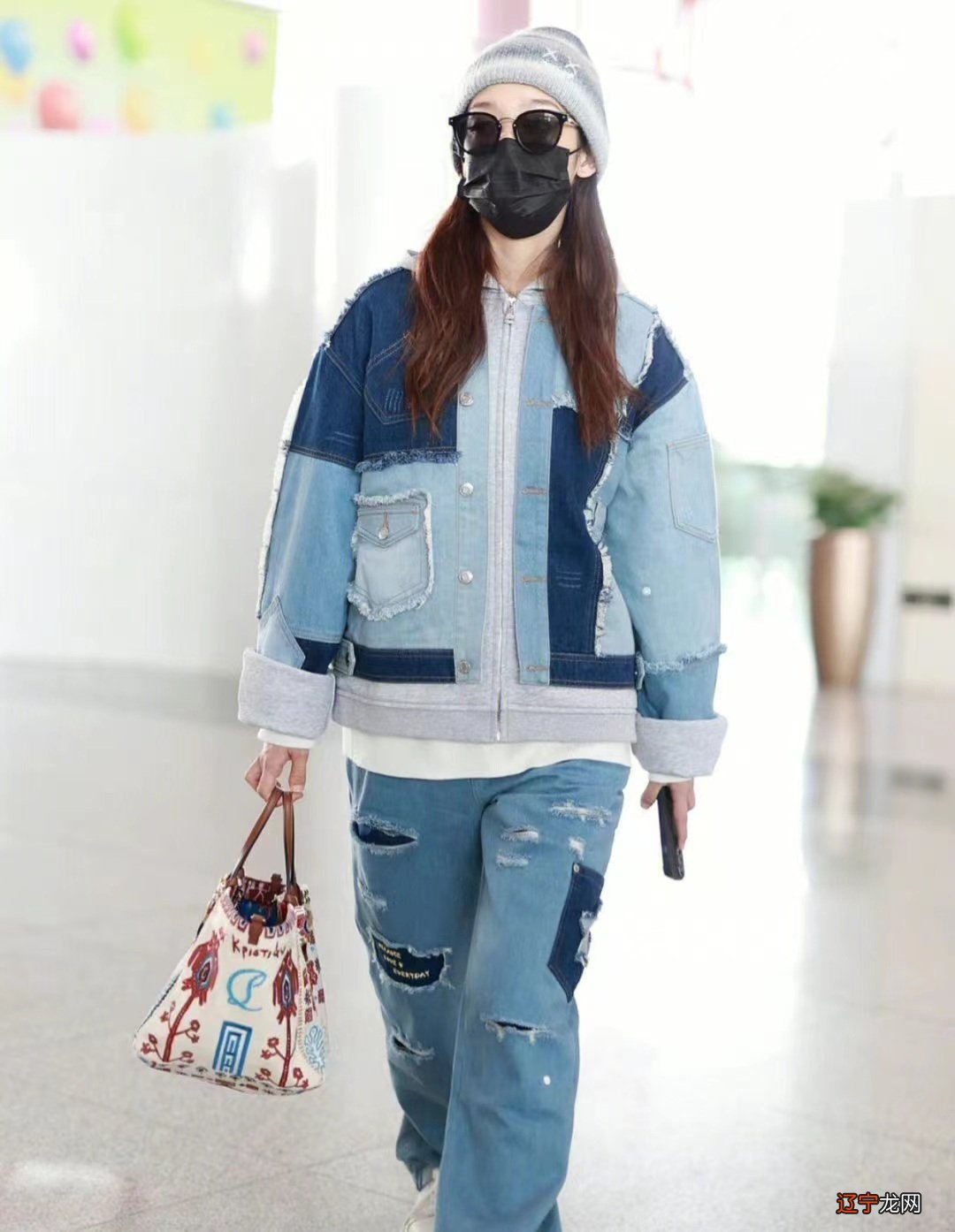 希林娜依高好潮,穿拼接牛仔外套配破洞牛仔裤,温暖时尚街头范儿