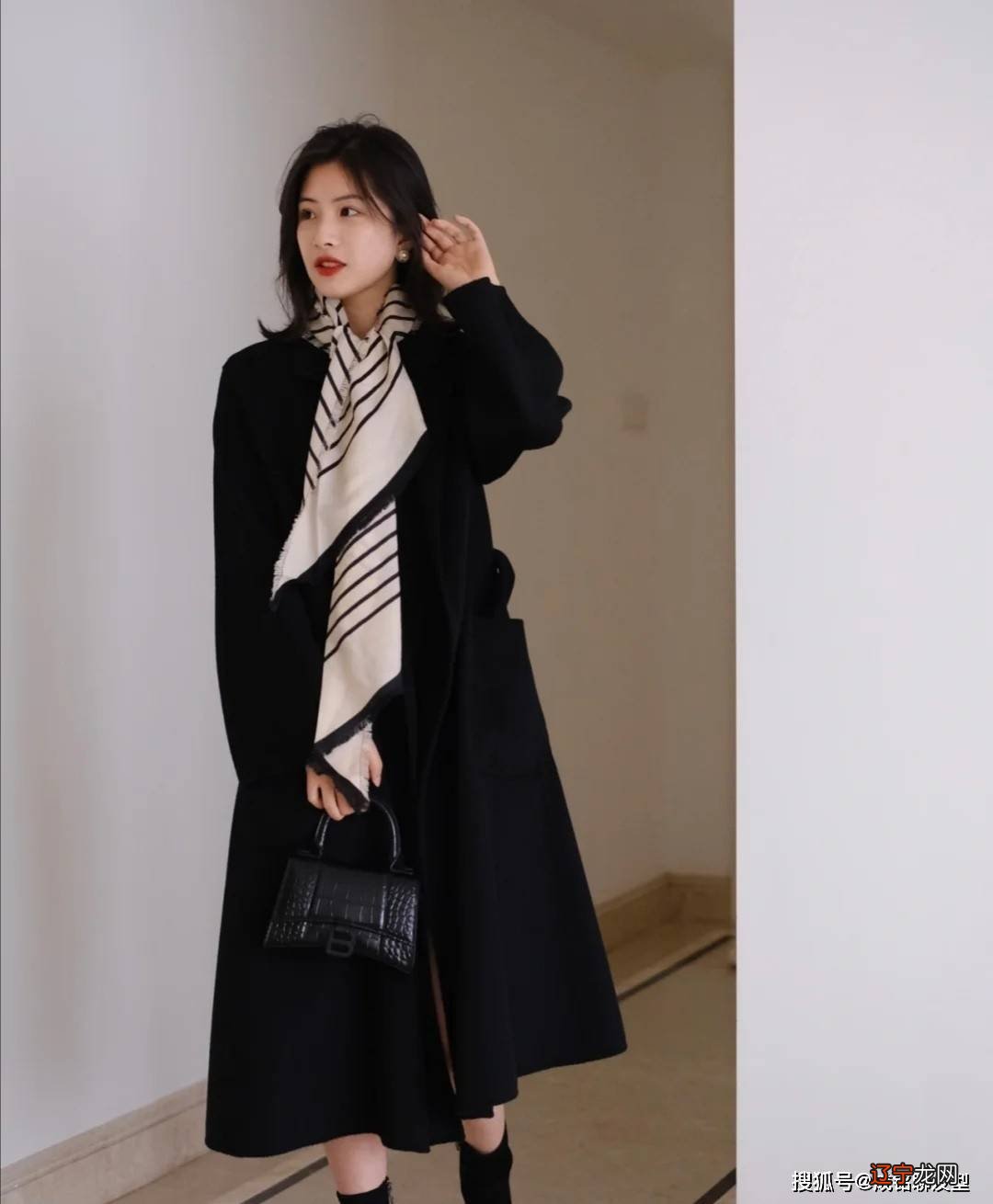 黑色长大衣搭配什么样的针织衫舒适显气质