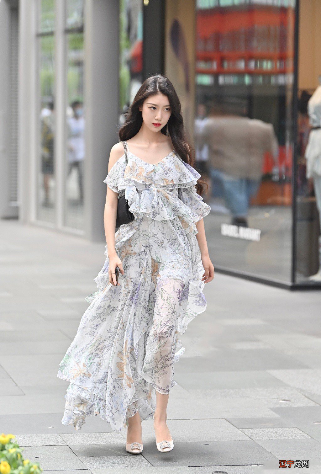 选择好看的碎花连衣裙穿搭,摆脱乡土气息,化身都市丽人!