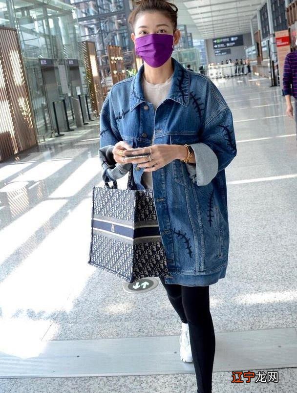 周扬青低调亮相机场！紧身裤配靴子秀出好身材，大腿小腿一样细！