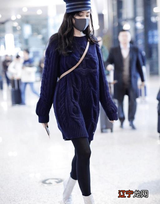 周扬青低调亮相机场！紧身裤配靴子秀出好身材，大腿小腿一样细！