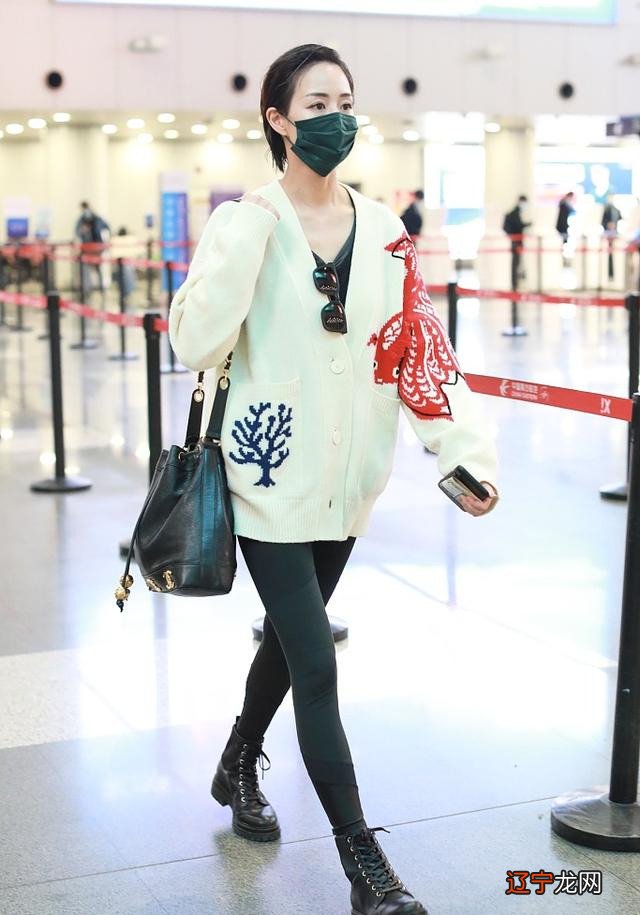 周扬青低调亮相机场！紧身裤配靴子秀出好身材，大腿小腿一样细！