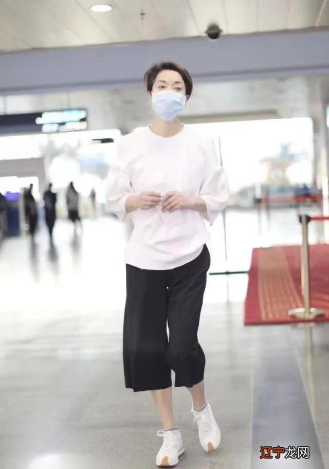 毛阿敏瘦脱相了!丈夫去世后走机场,大骨架身材瘦到撑不起衣服