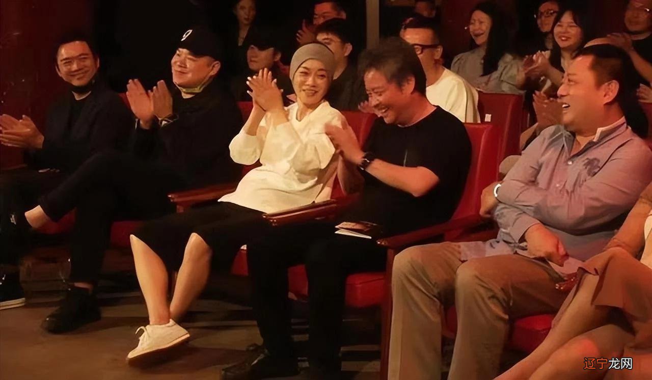 毛阿敏瘦脱相了！丈夫去世后走机场，大骨架身材瘦到撑不起衣服