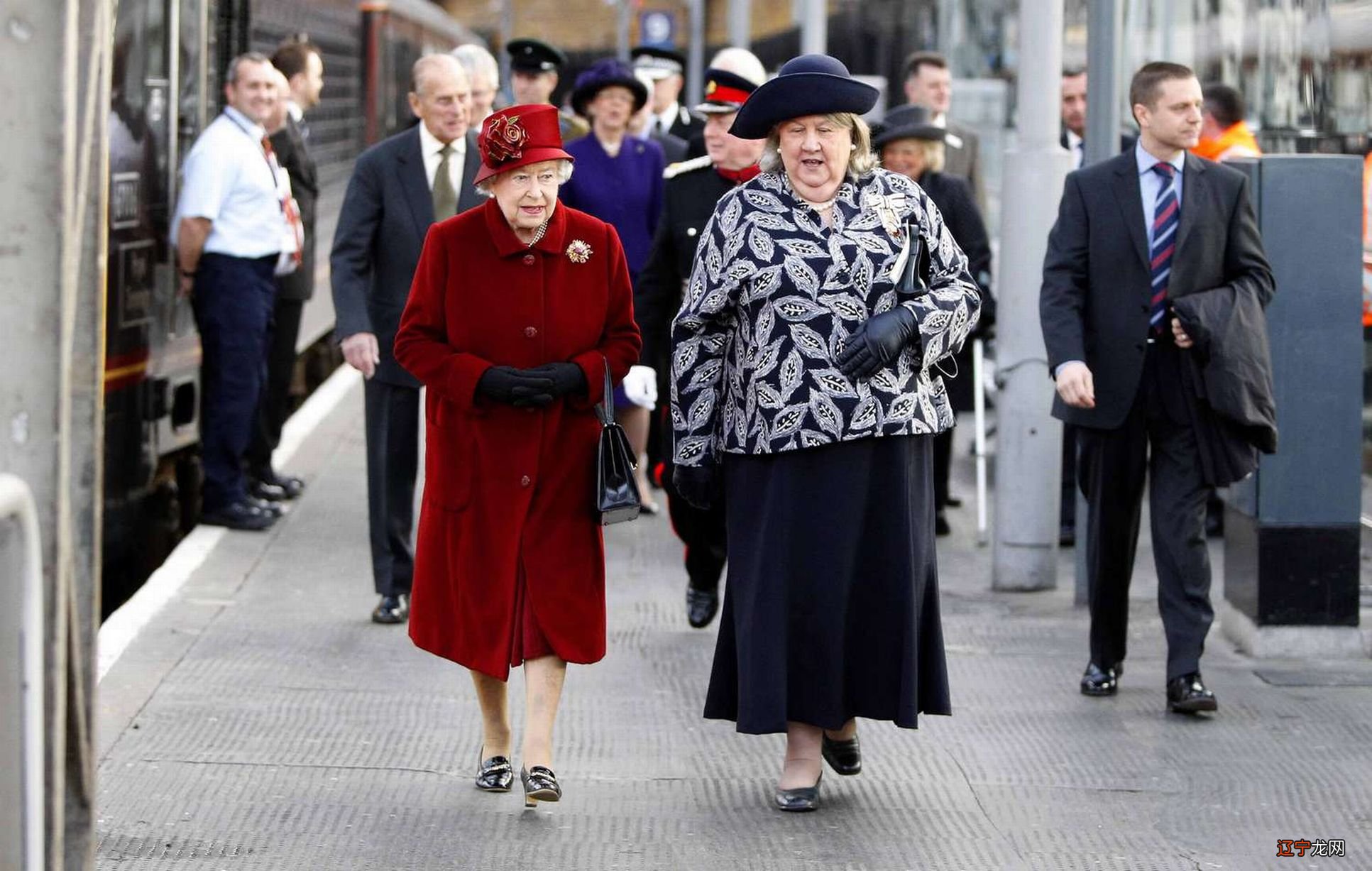 菲利普亲王审美直男,送的宝石胸针丑到没眼看,仍是女王心头挚爱