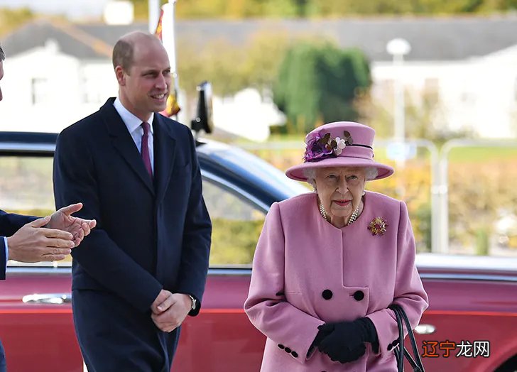 菲利普亲王审美直男,送的宝石胸针丑到没眼看,仍是女王心头挚爱