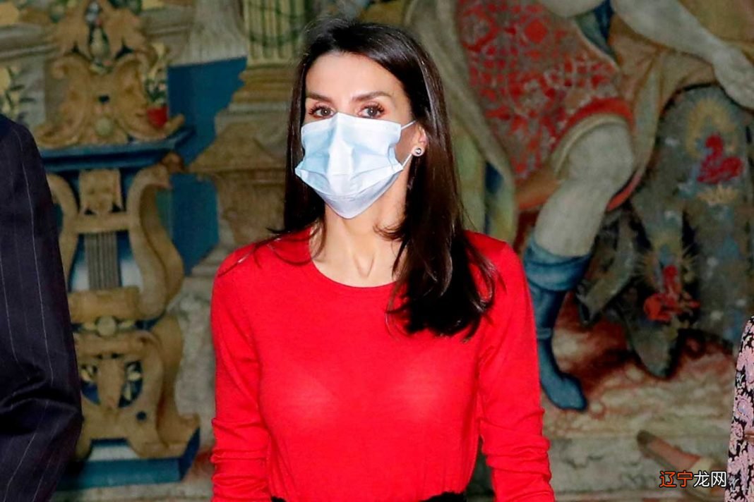 西班牙王室圣诞节前惊喜合体，诺拉索妹甜美印花风，莱后穿旧衣又犯错了？