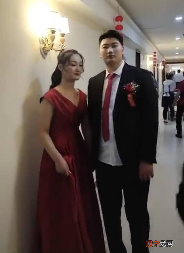 大衣哥儿媳直播人气超明星！穿衣时髦不怯场，老公不爱说话太朴实