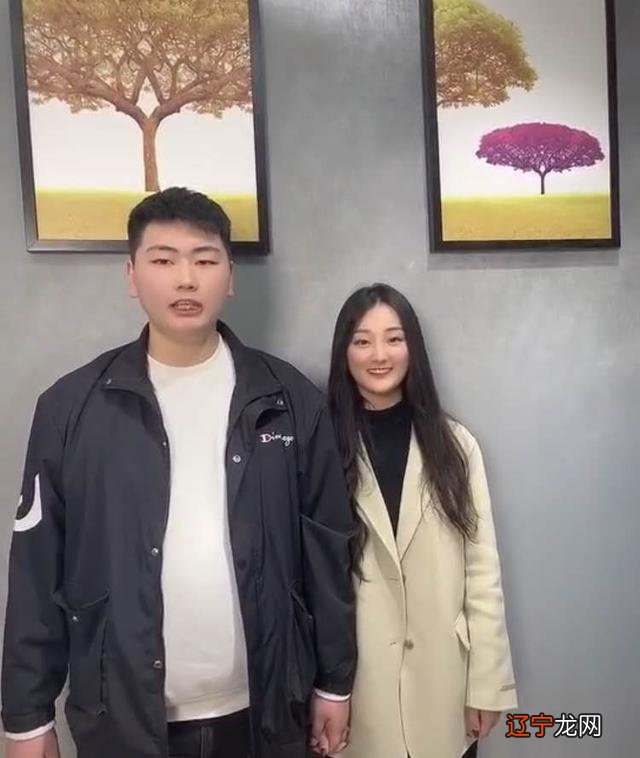 大衣哥儿媳直播人气超明星！穿衣时髦不怯场，老公不爱说话太朴实