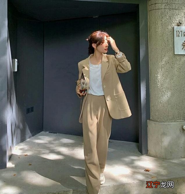 风衣搭配方法多种多样,叠穿更加流行,秋天就应该穿风衣哦