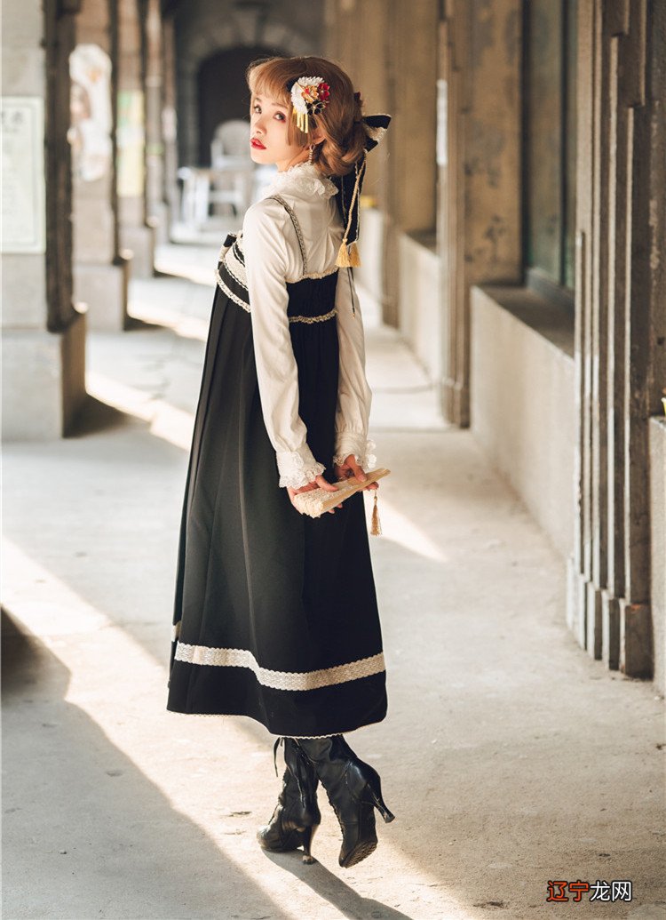 谢安然居然用马丁靴搭和风洛丽塔，本以为不合适，谁料地球人都要被圈粉了