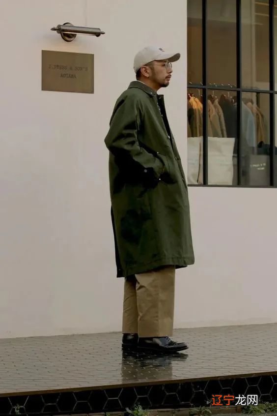 每个男人的衣柜里，都该有一件巴尔玛肯风衣