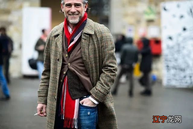 每个男人的衣柜里，都该有一件巴尔玛肯风衣