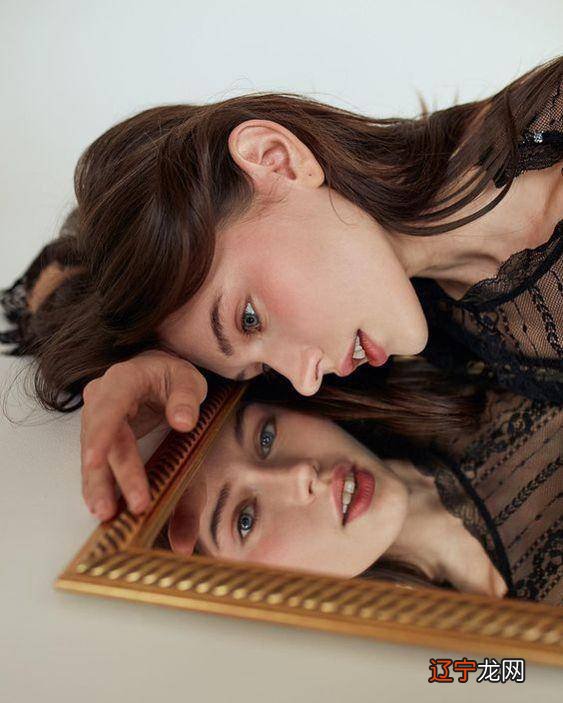 没有厚厚的妆感,看似裸肌却充分遮瑕且有光泽才是最美的