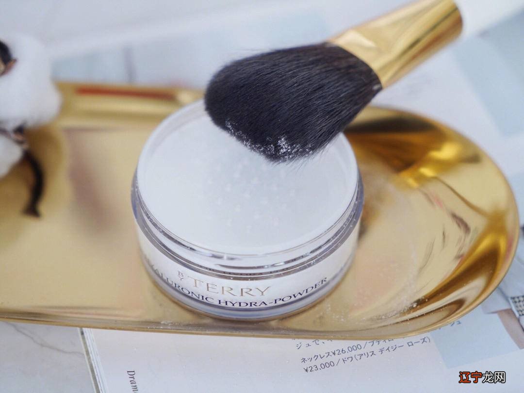 没有厚厚的妆感,看似裸肌却充分遮瑕且有光泽才是最美的