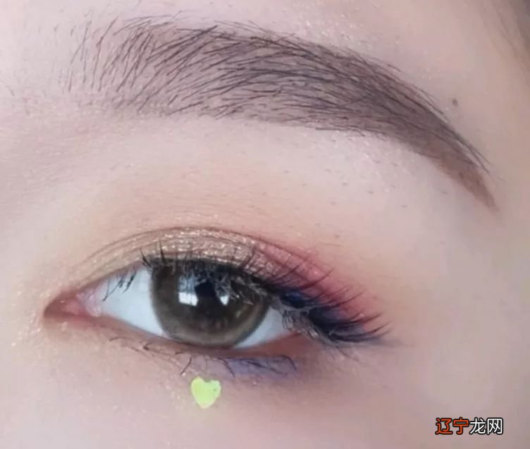 想拥有满分夏天？这些撞色妆可以尝试下！