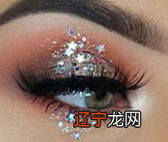 想拥有满分夏天？这些撞色妆可以尝试下！