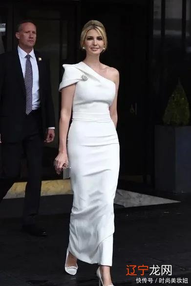 伊万卡真会穿，卡其色西装配同色长外套，150斤秒变130斤身材