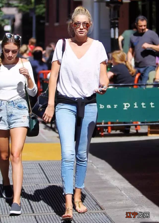 女人再不会穿,白色短袖+牛仔裤也要搭好,让夏日造型清爽时髦