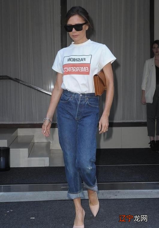 女人再不会穿，白色短袖＋牛仔裤也要搭好，让夏日造型清爽时髦