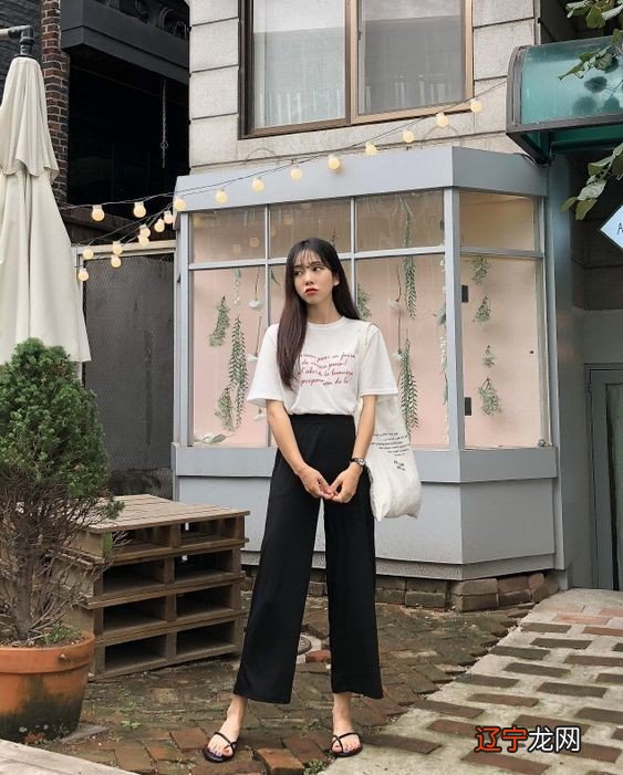 夏季把T恤穿好,让时尚变得更简单,搭配这几款“裤装”足够完美