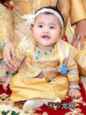 缅甸翡翠家族，有钱到超乎你我想象，连宝宝都佩戴百万级翡翠饰品