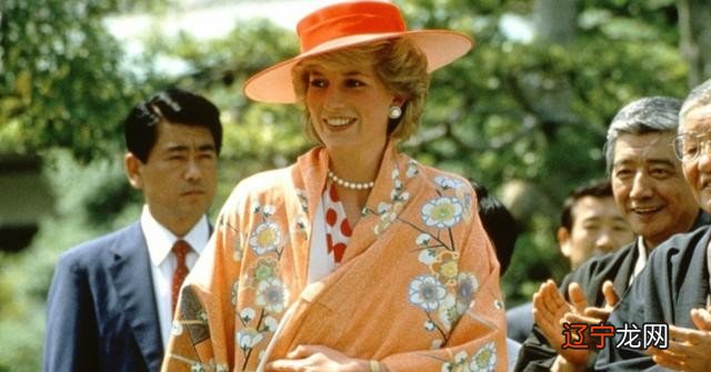 35年前戴安娜访问日本美到爆，1米78的她完美诠释了“鹤立鸡群”