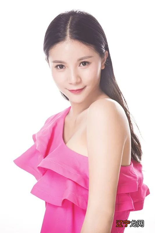 “奥运冠军”夫妇何姿秦凯,退役后结婚生子,但是衣品魅力不减