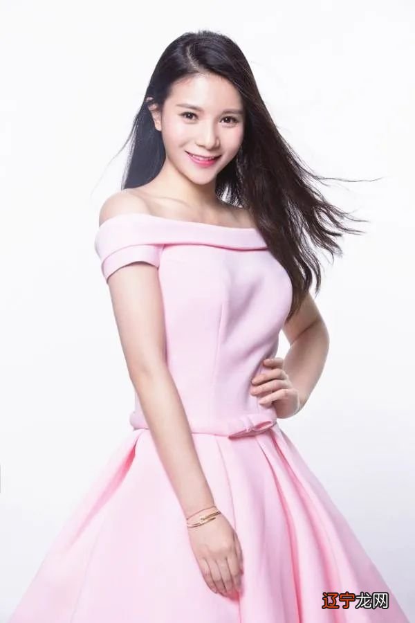 “奥运冠军”夫妇何姿秦凯,退役后结婚生子,但是衣品魅力不减