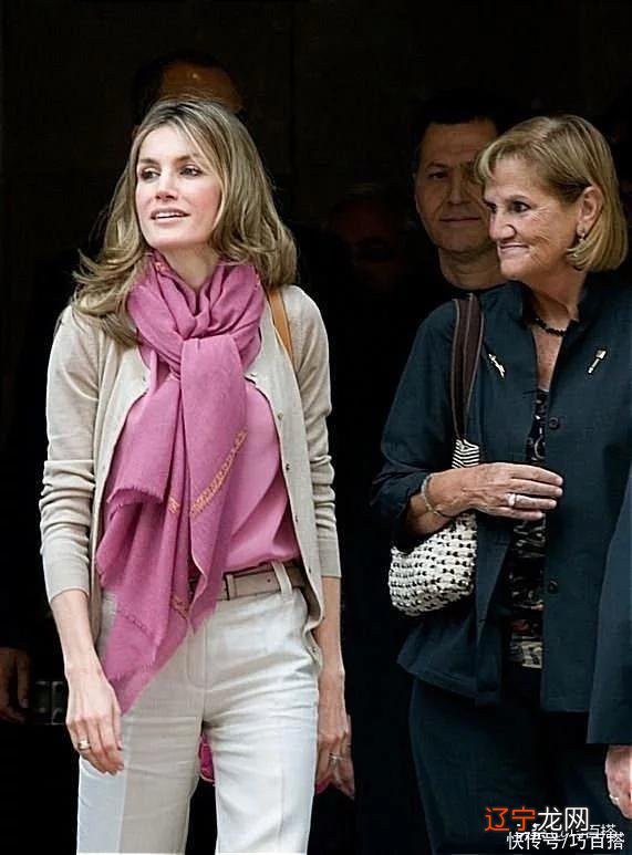 莱蒂齐亚真是“六边形战士”！除了会选单品外，选围巾也挑不出错