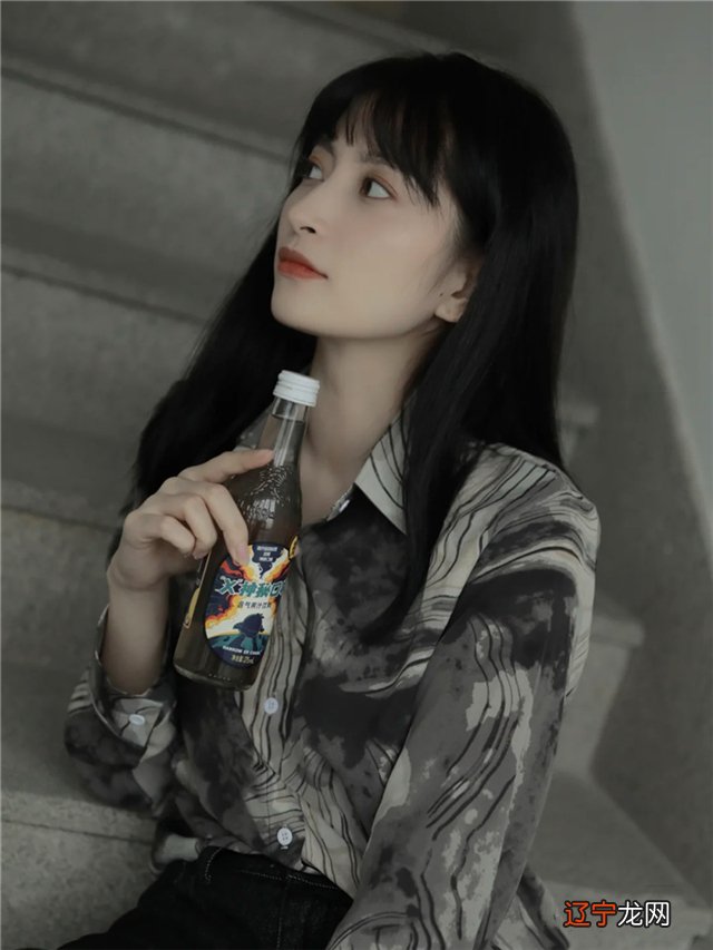 谁说黑白灰土掉渣了?春天的“三色混搭”,气质飙升显肤白,好美