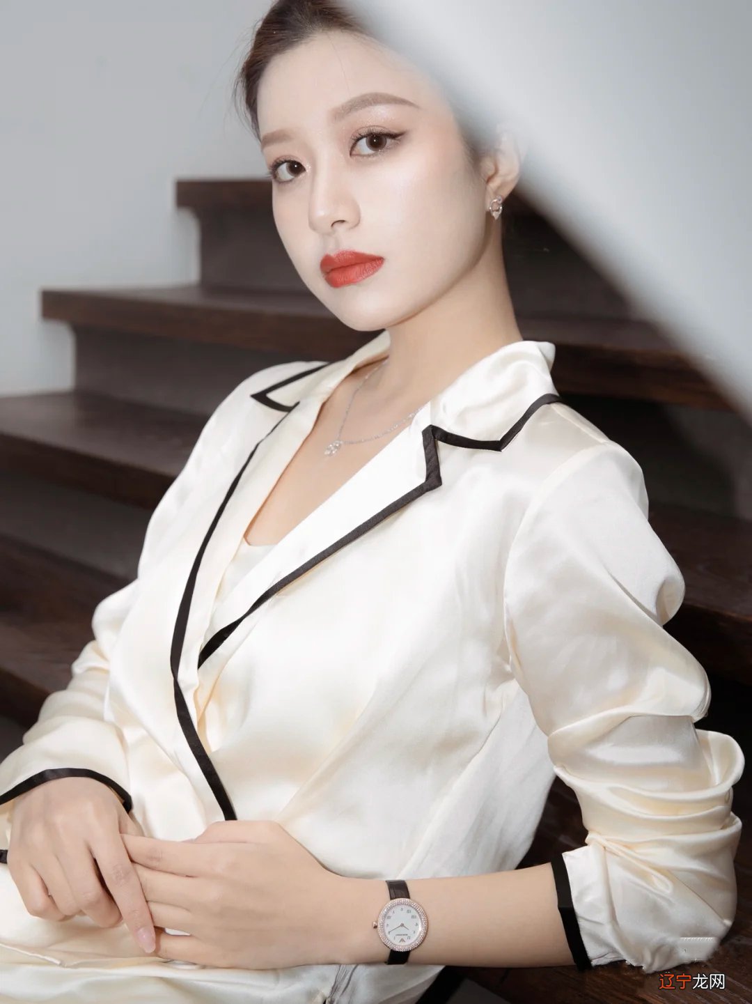 谁说黑白灰土掉渣了?春天的“三色混搭”,气质飙升显肤白,好美