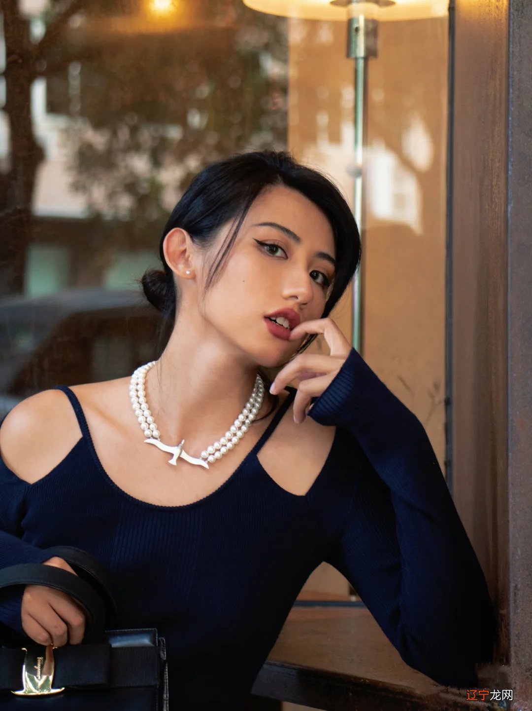 谁说黑白灰土掉渣了?春天的“三色混搭”,气质飙升显肤白,好美