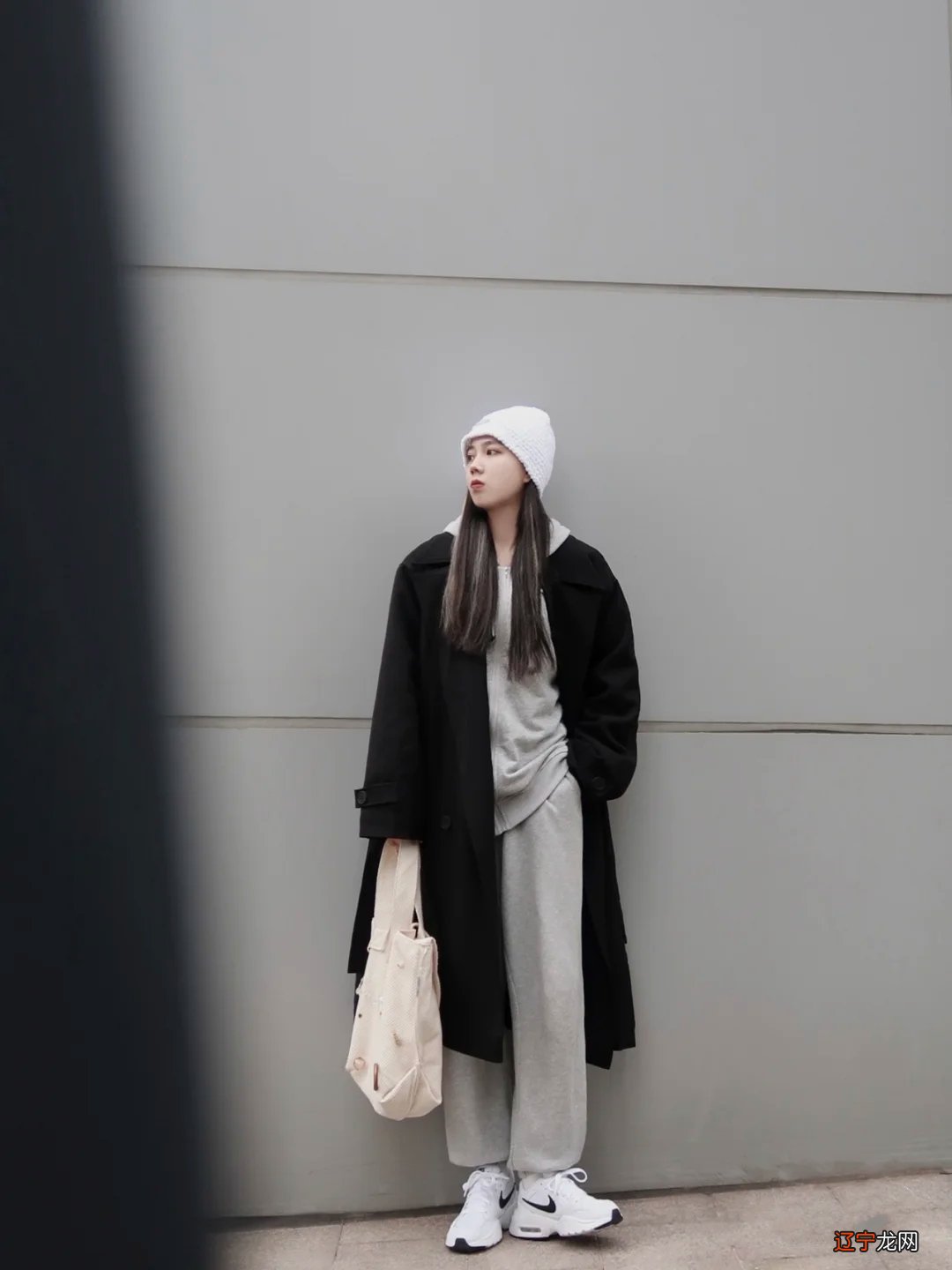 谁说黑白灰土掉渣了?春天的“三色混搭”,气质飙升显肤白,好美