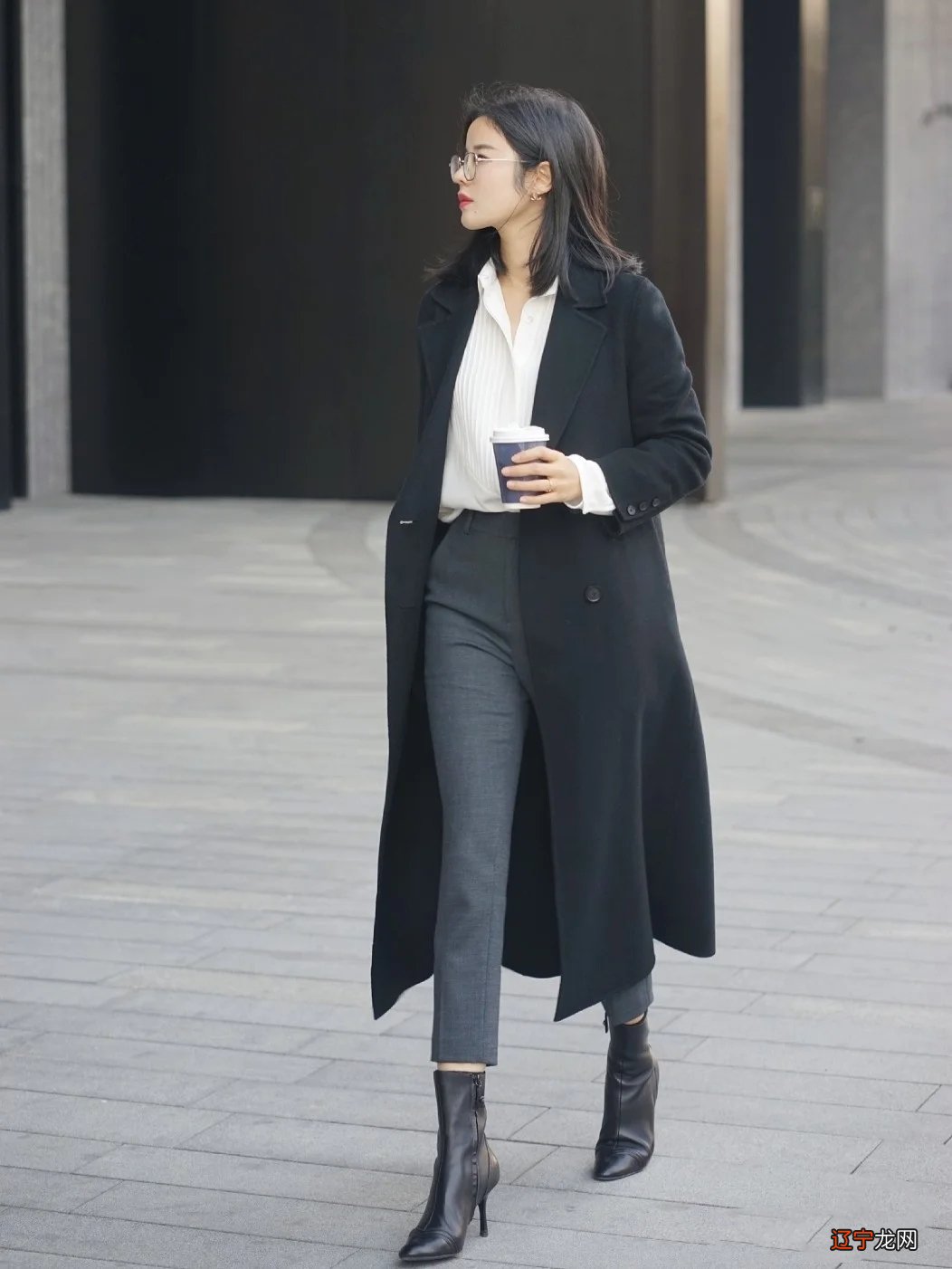 谁说黑白灰土掉渣了?春天的“三色混搭”,气质飙升显肤白,好美