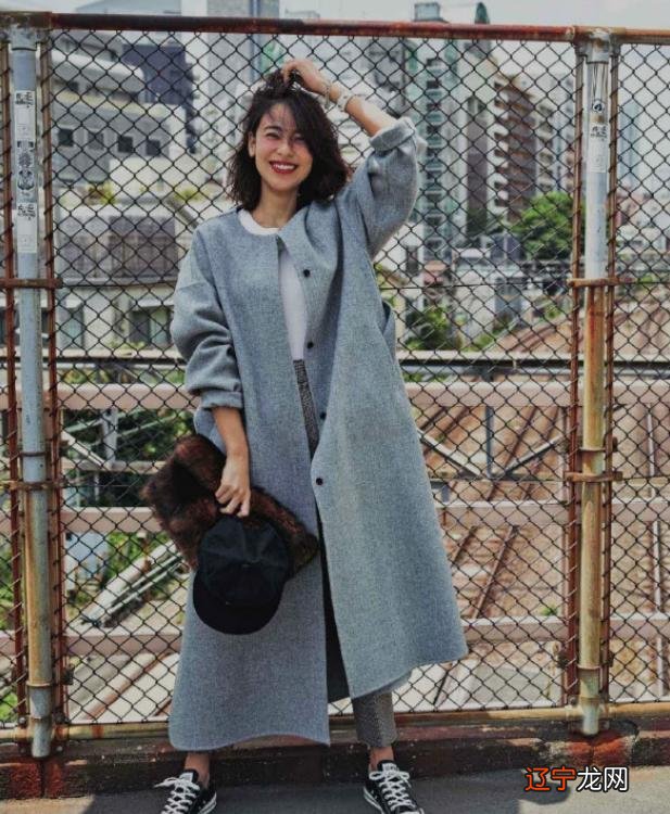 大衣＋烟管裤＝本季最时髦的搭配，不止显瘦还很洋气，不打扮都美