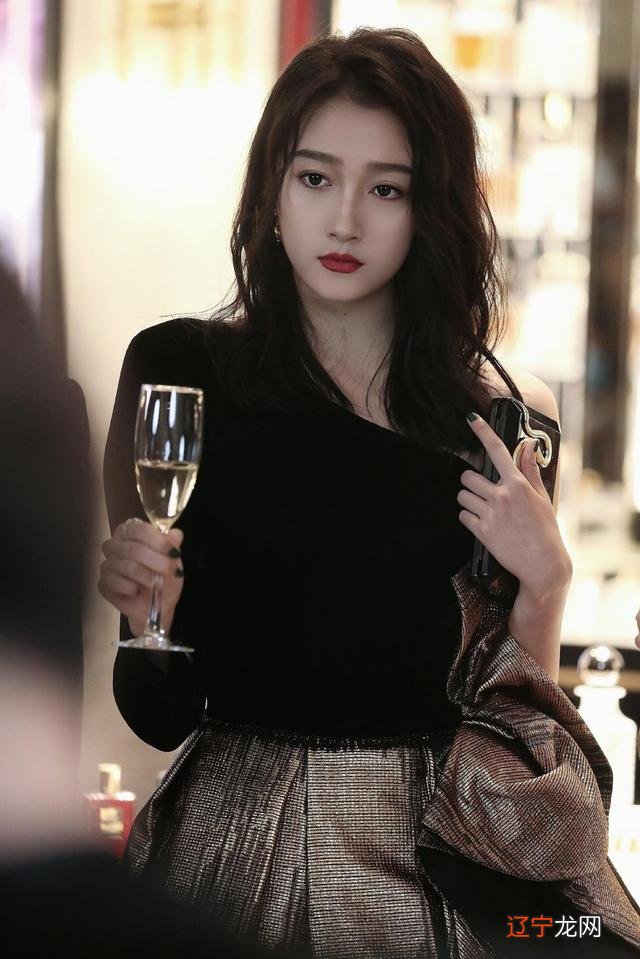 大骨架女生穿衣总是显“壮实感”？避开以下5种衣服，显瘦并不难