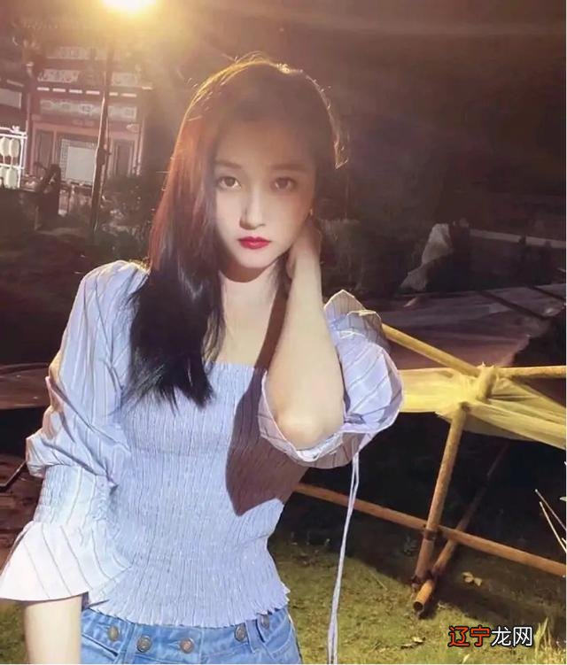 大骨架女生穿衣总是显“壮实感”？避开以下5种衣服，显瘦并不难