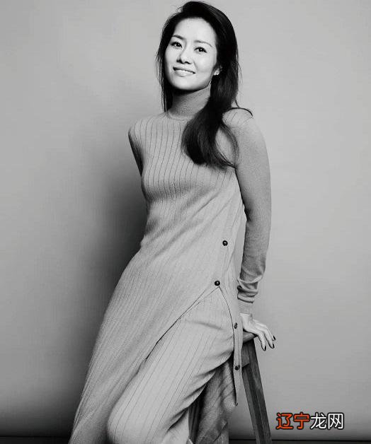 网球一姐李娜登时尚杂志，复古穿搭显优雅，38岁肤白貌美堪比整容