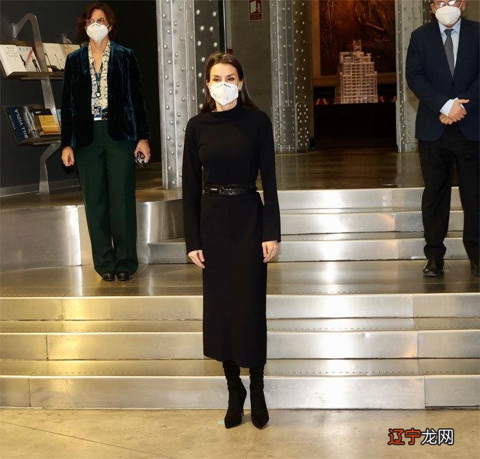 西班牙王后复工独自出场,穿一身黑气场十足,旧衣新穿不惧低温