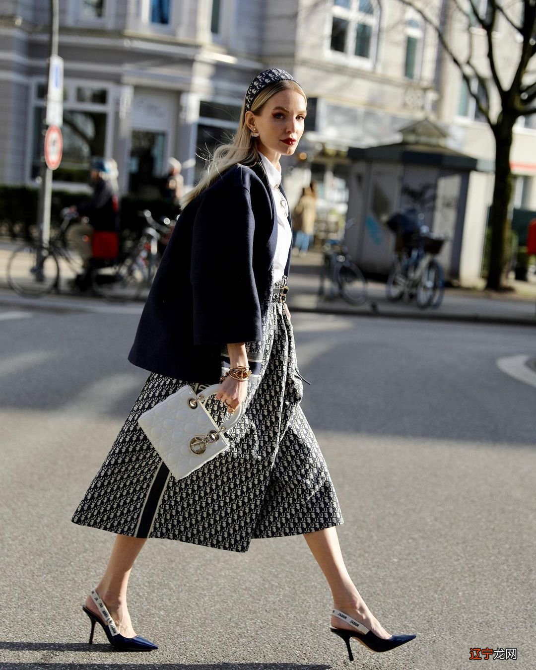 “氛围感”穿搭有多美？3个法则、14套穿搭示范，拯救你的不时髦