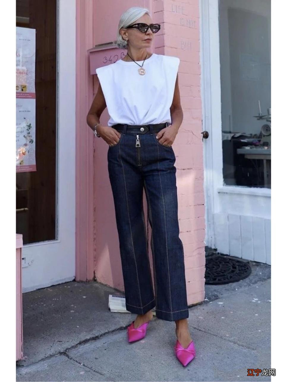 跳舞的女孩体态真好，这肩部线条惹人羡慕，穿衣能达到这效果吗？