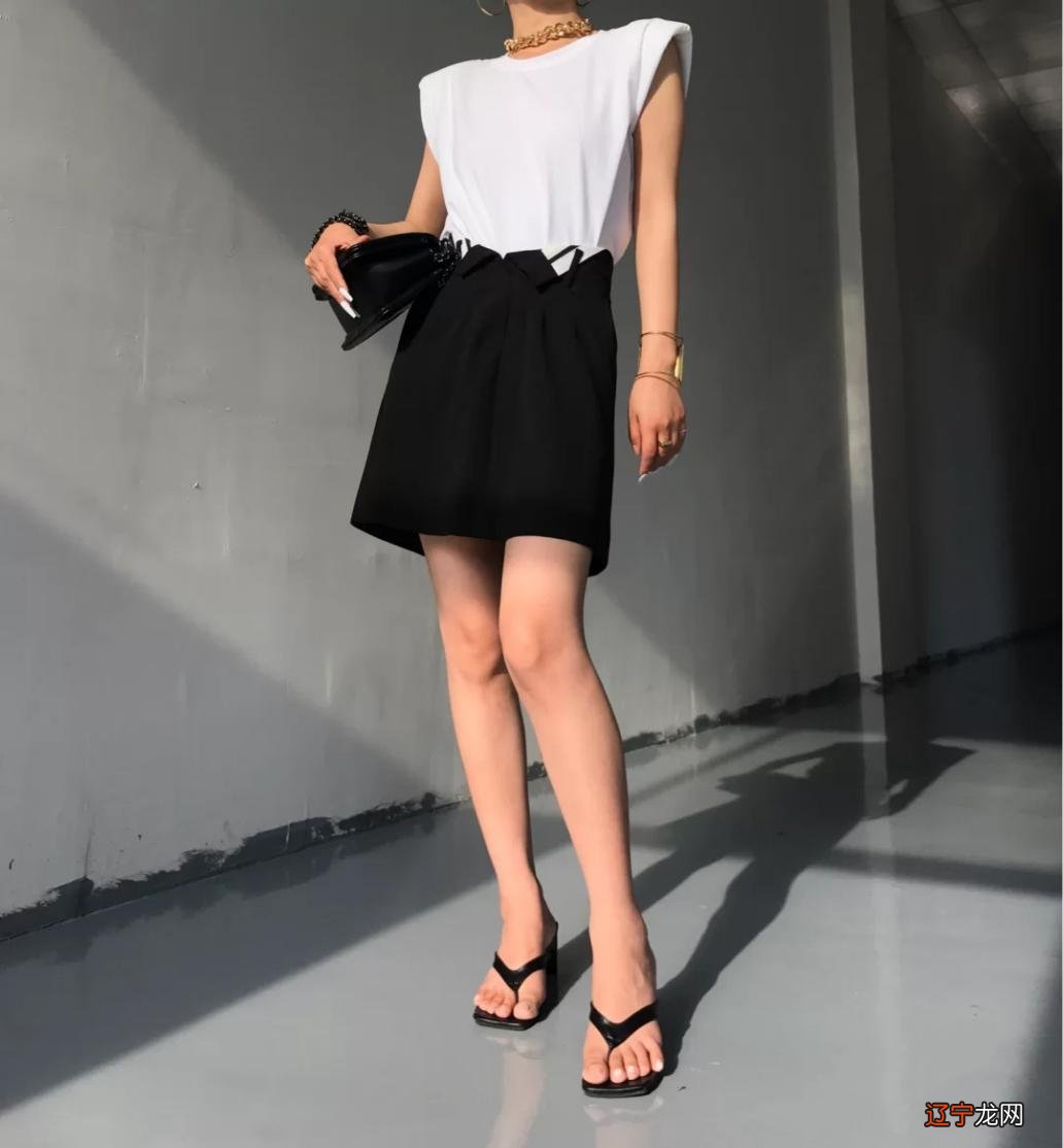 跳舞的女孩体态真好，这肩部线条惹人羡慕，穿衣能达到这效果吗？