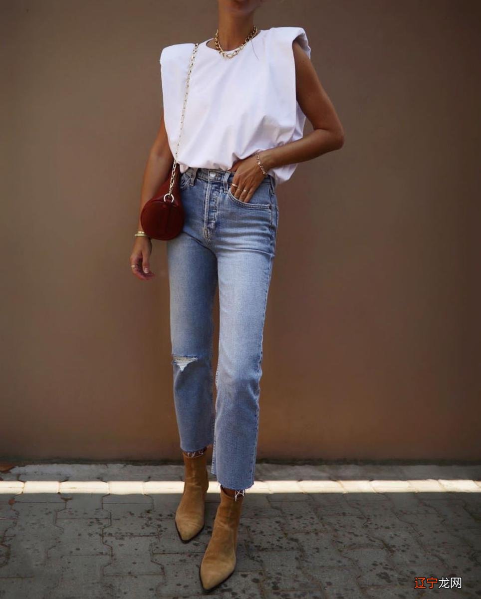 跳舞的女孩体态真好，这肩部线条惹人羡慕，穿衣能达到这效果吗？