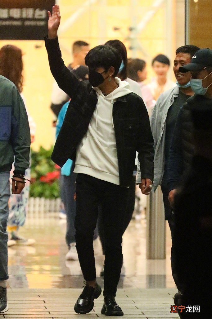 丁真在三里屯被偶遇，穿短袖卫衣少年感十足，生图下颜值获赞